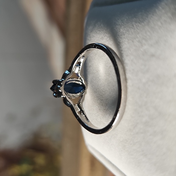 Elegant Silver and Blue Gemstone Ring - Picture 7 of 10